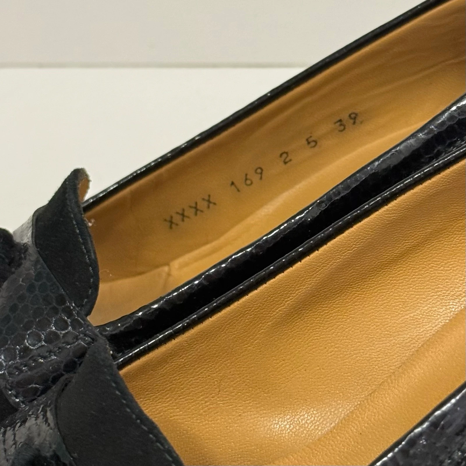 Ankle and Patent Leather Pumps – photo 8